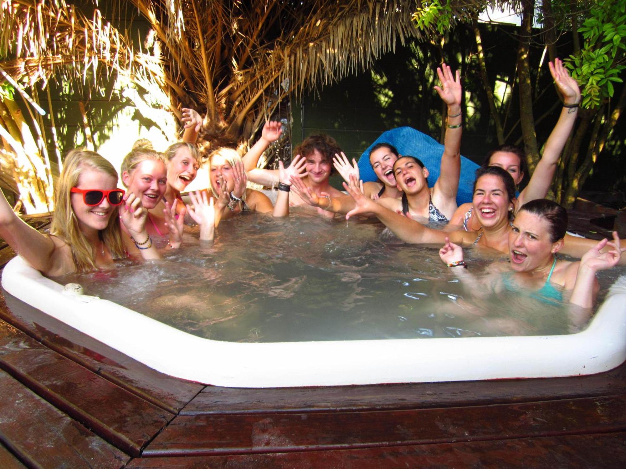 Saltycrax Backpackers And Surf Hostel By Curiocity Блаубергстранд Экстерьер фото