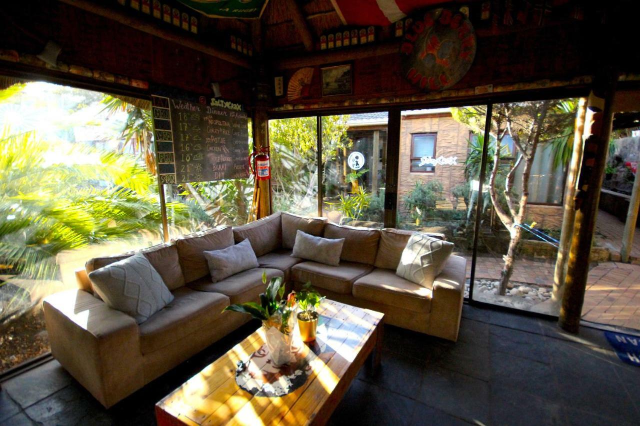 Saltycrax Backpackers And Surf Hostel By Curiocity Блаубергстранд Экстерьер фото