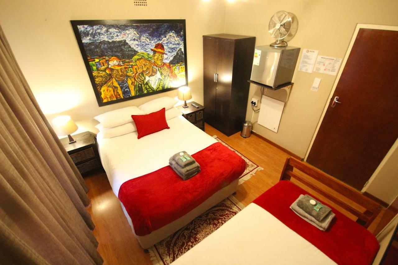 Saltycrax Backpackers And Surf Hostel By Curiocity Блаубергстранд Экстерьер фото