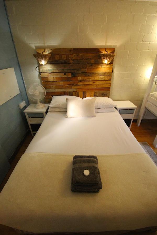 Saltycrax Backpackers And Surf Hostel By Curiocity Блаубергстранд Экстерьер фото
