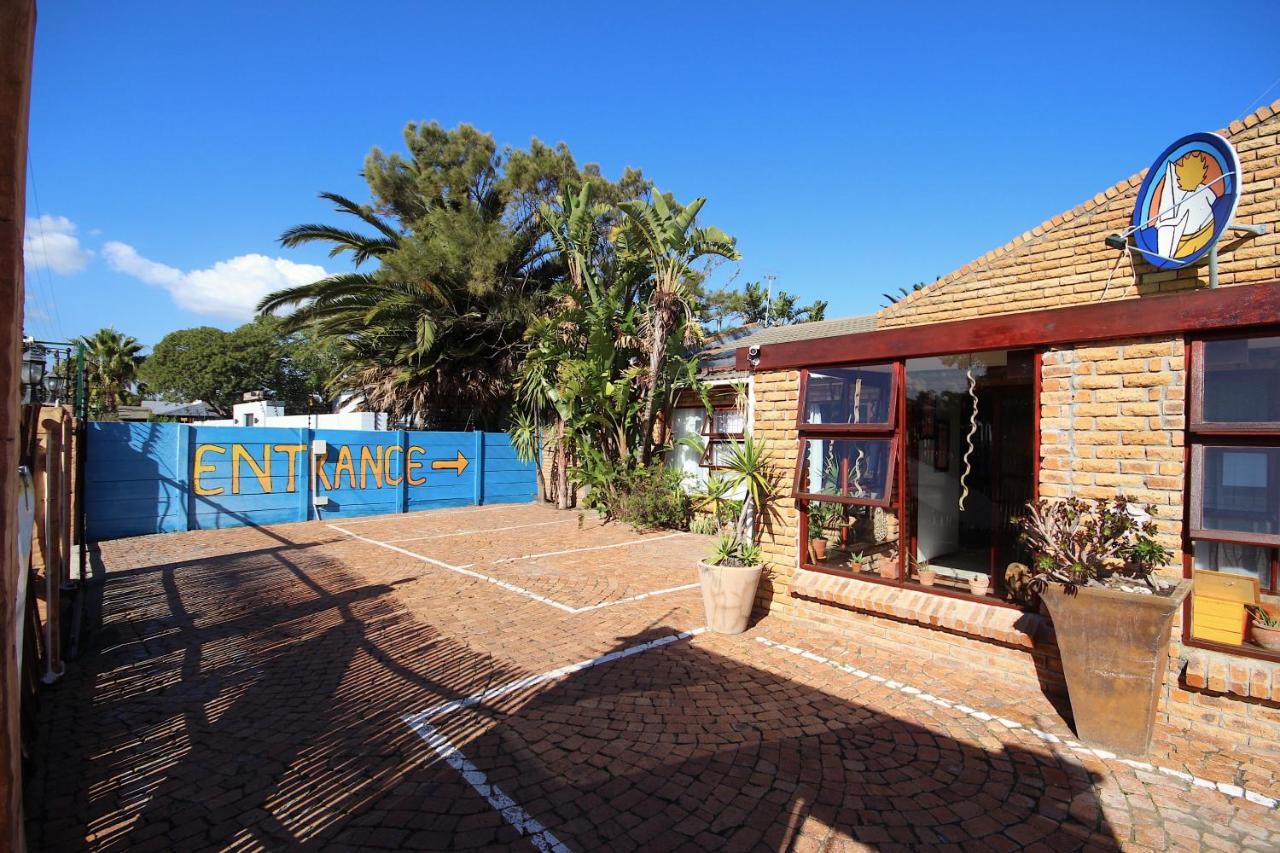 Saltycrax Backpackers And Surf Hostel By Curiocity Блаубергстранд Экстерьер фото