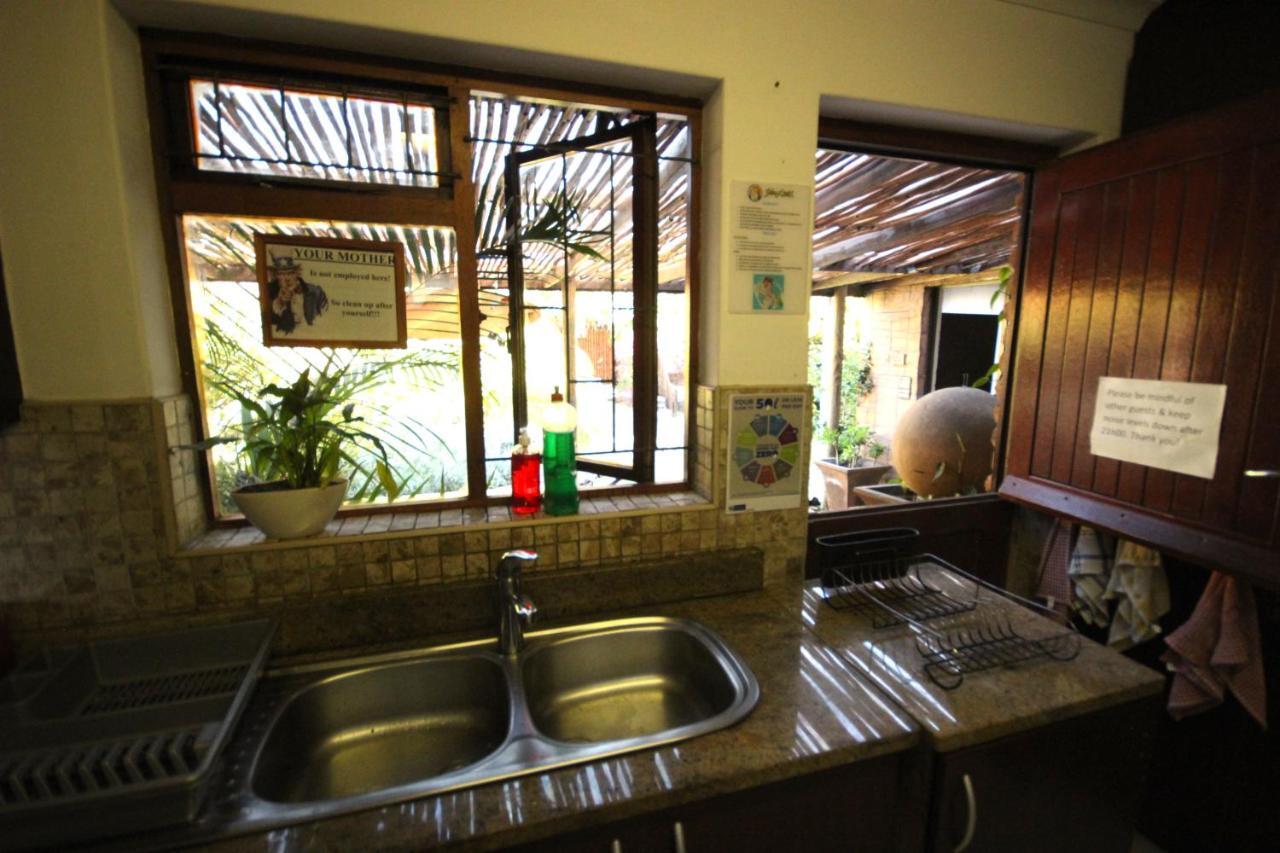Saltycrax Backpackers And Surf Hostel By Curiocity Блаубергстранд Экстерьер фото