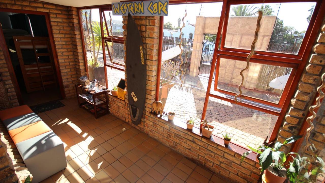Saltycrax Backpackers And Surf Hostel By Curiocity Блаубергстранд Экстерьер фото